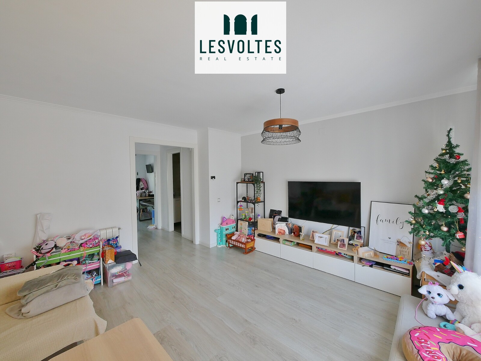 IMPECABLE CASA ADOSADA DE 165 M2, CON GARAJE, TERRADO Y JARDÍN, EN VENTA EN LA BISBAL D’EMPORDÀ.
