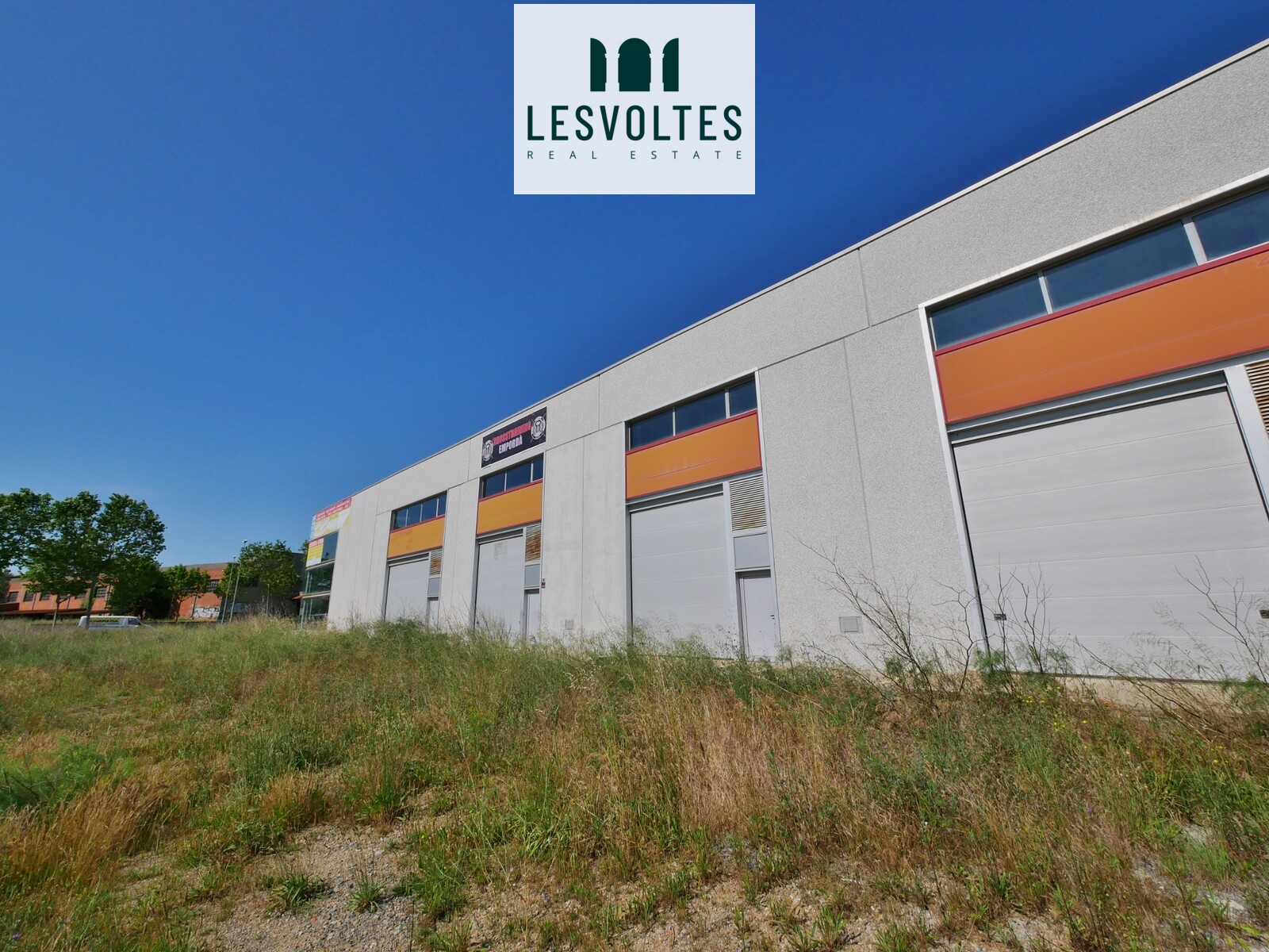 INDUSTRIAL WAREHOUSE OF 325 M2 IN GROUND FLOOR WITH 91M2 LOFT, FOR RENT IN VULPELLAC, AVAILABLE FROM AUGUST.