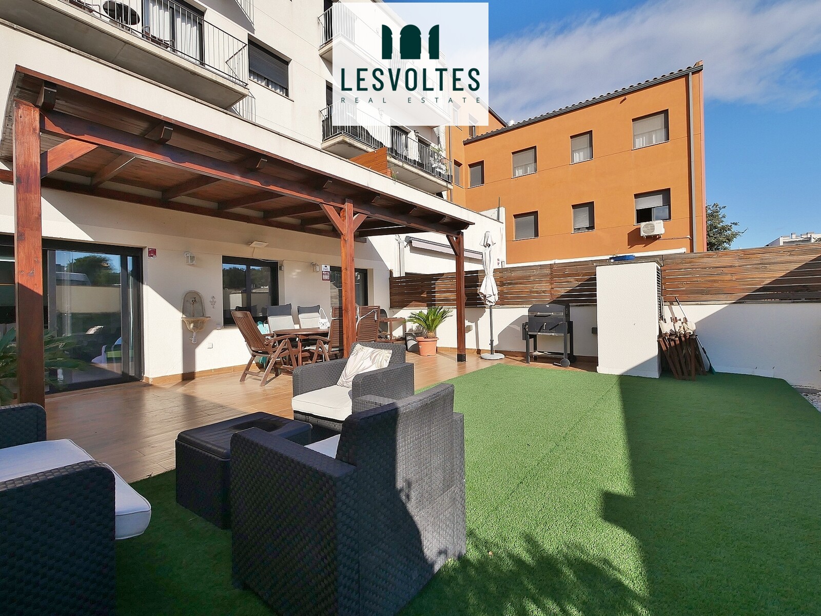GROUND FLOOR APARTMENT WITH COURTYARD FOR SEASONAL RENTAL