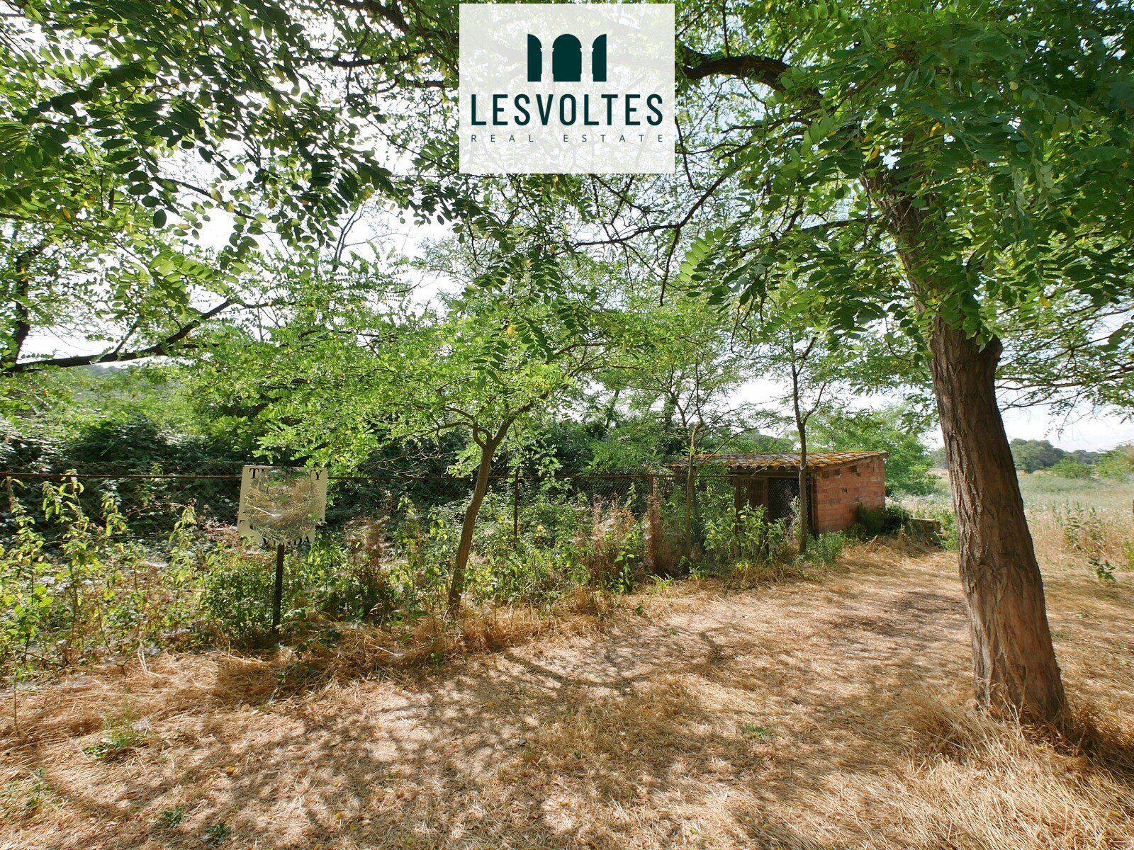 PARCELA EDIFICABLE DE 500 M2 CON NAVES DE 165 M2 EN VENTA EN PERATALLADA.