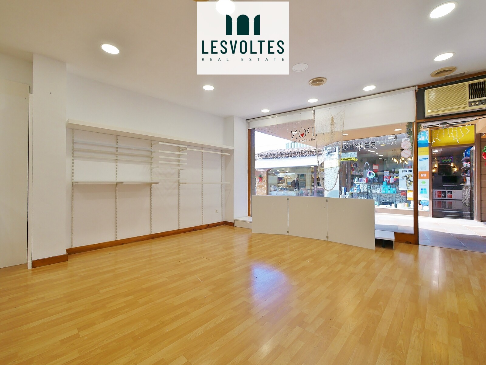 LOCAL COMERCIAL EN EL CENTRO DE PALAFRUGELL, EN LAS GALERIAS CEL OBERT