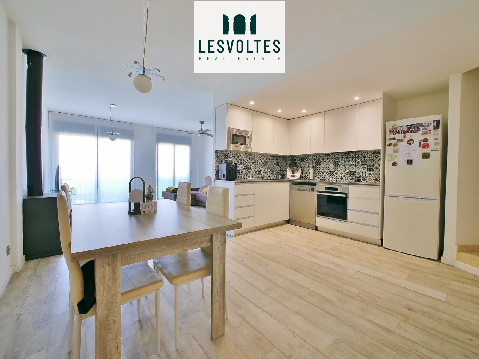 ESPACIOSO ÁTICO DÚPLEX CON 2 HABITACIONES Y PLAZA DE PARKING EN PALAFRUGELL. IMPECABLE.