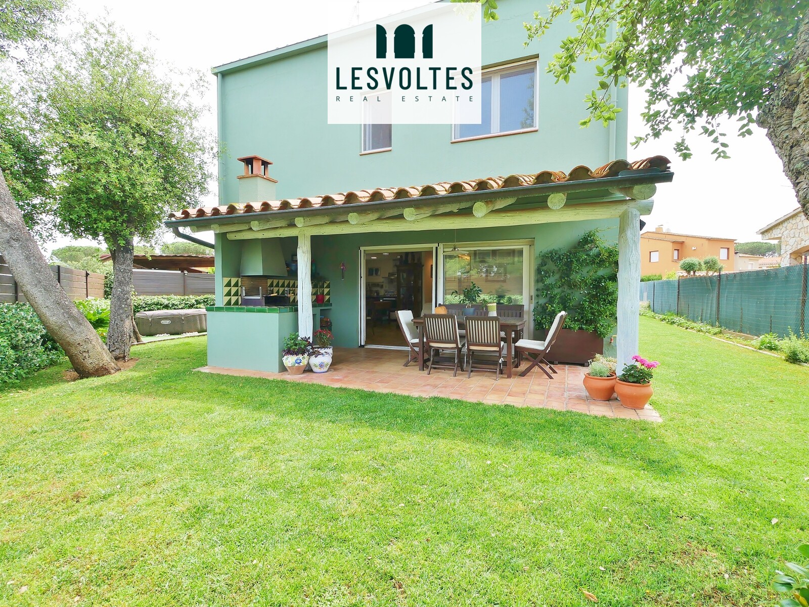 CASA UNIFAMILIAR MUY LUMINOSA CON JARDÍN Y GARAJE EN VENTA EN TORRE SIMONA