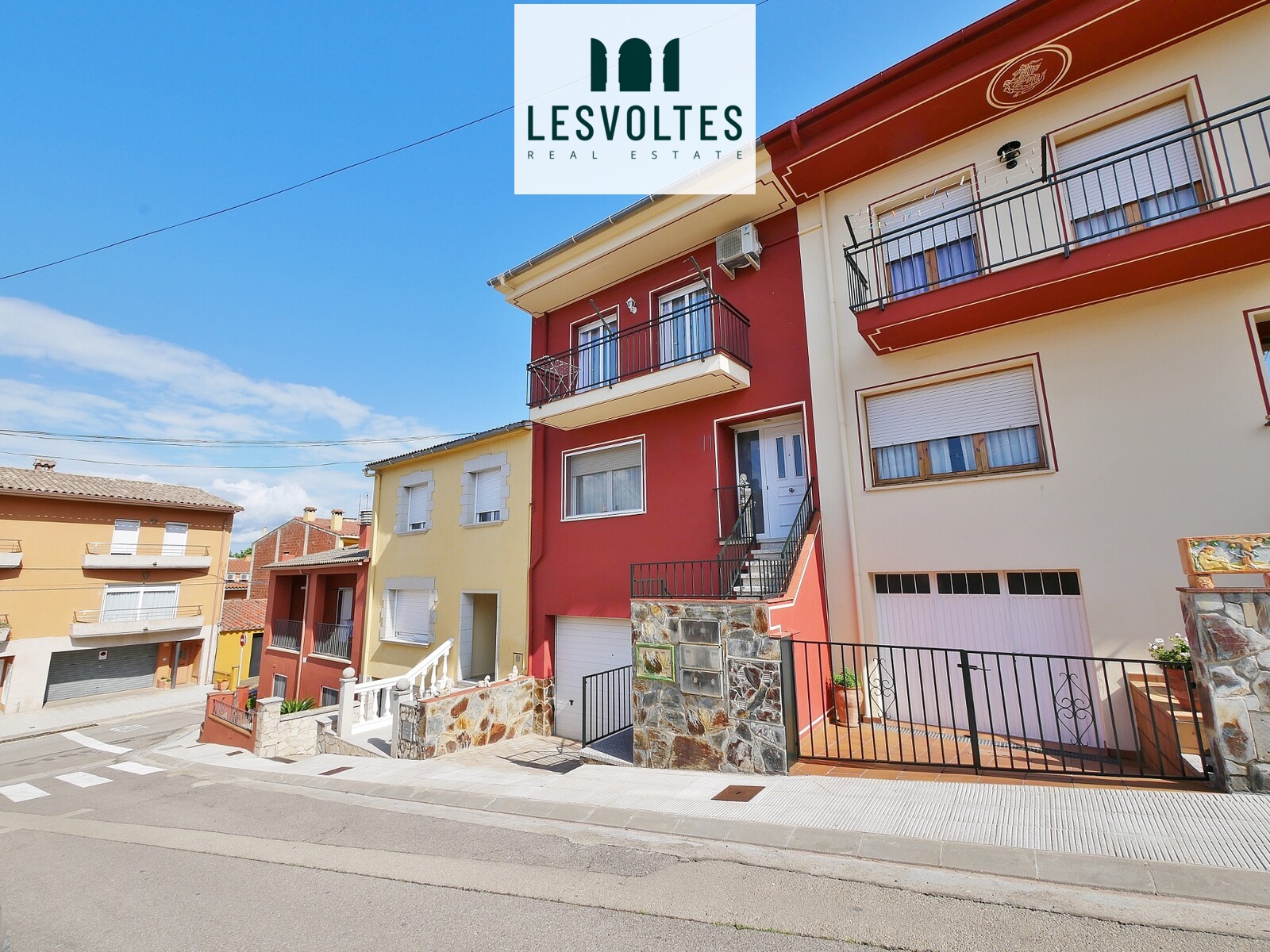 CASA ADOSADA DE 186 M2 CON GARAJE, PATIO DE 74 M2 Y TERRAZA, EN VENTA EN LA BISBAL D’EMPORDÀ.