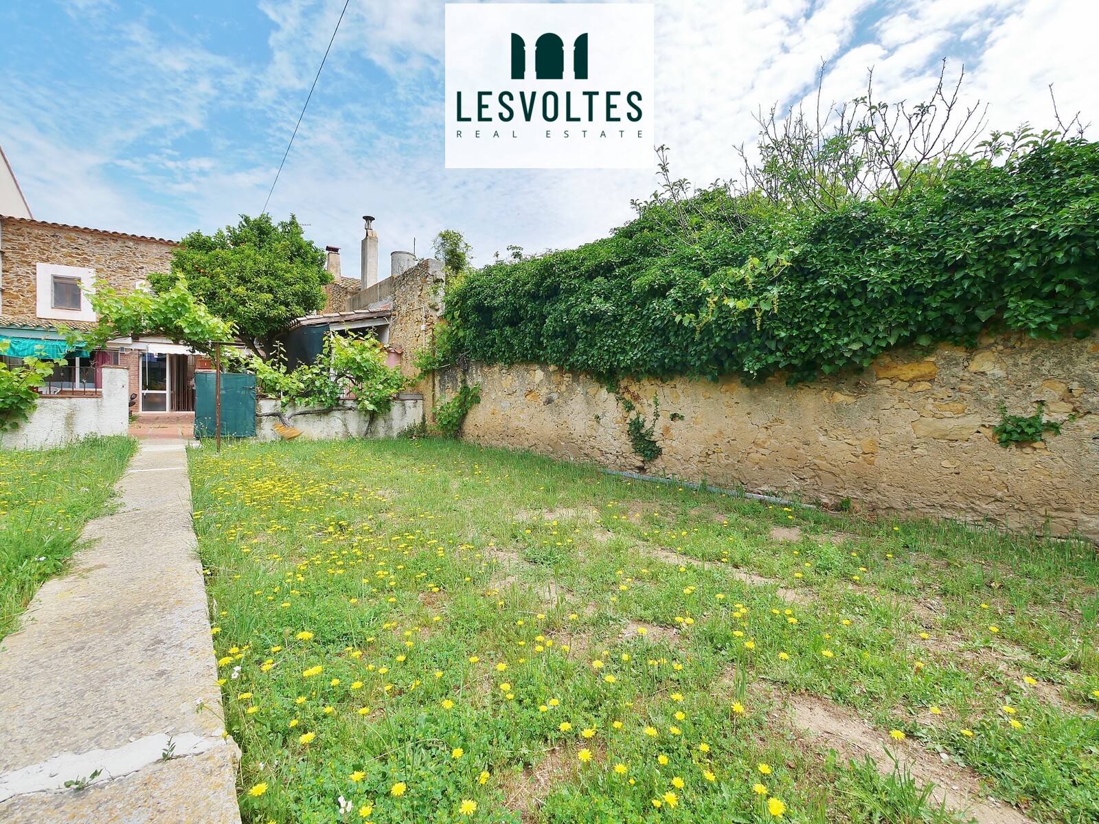 ENCANTADORA CASA DE PIEDRA DE 190 M2 Y CON UN GRAN JARDÍN DE 300 M2 EN VENTA EN PALAFRUGELL