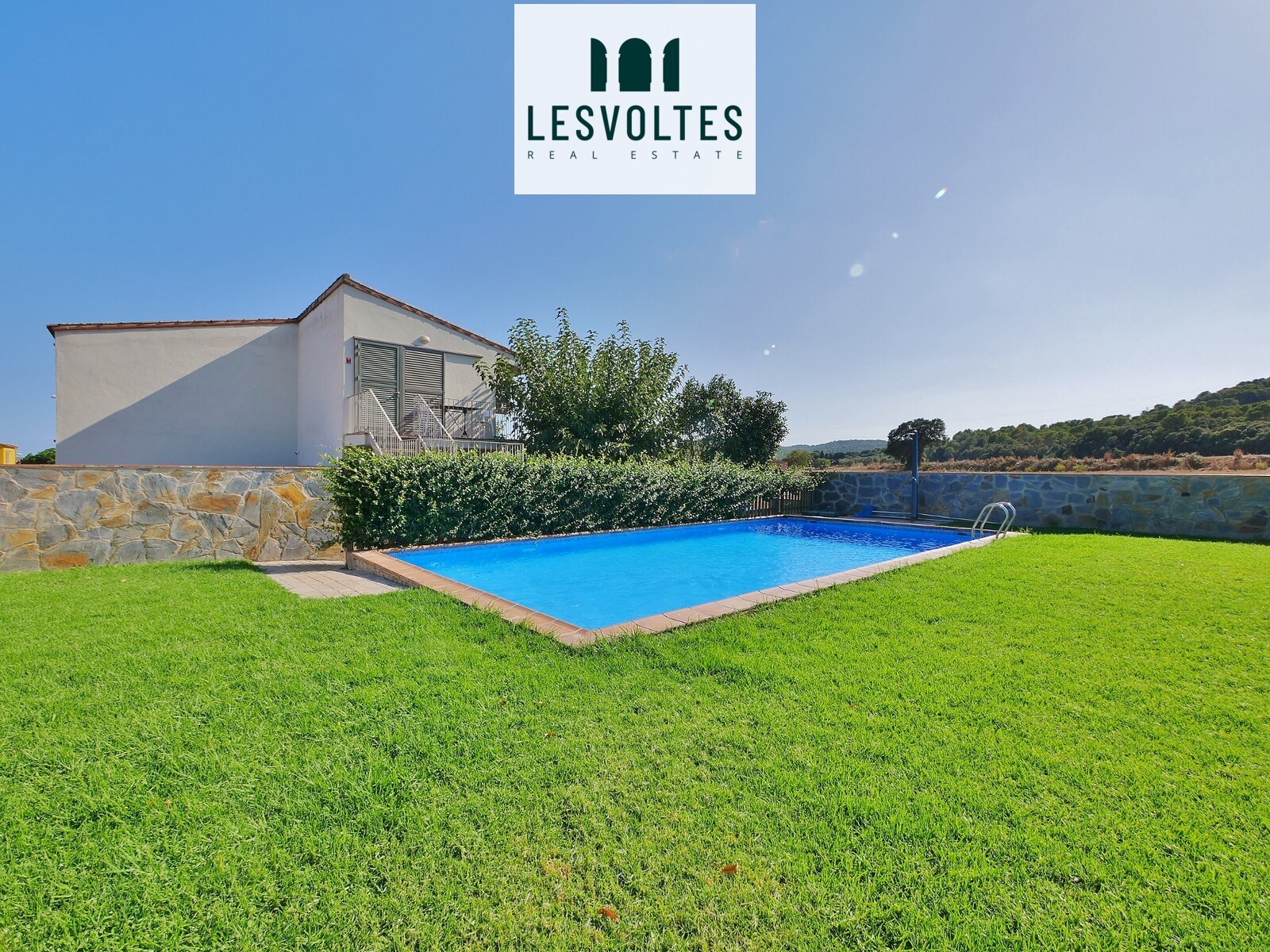 MAGNÍFICO PISO CON JARDÍN PRIVADO Y VISTAS EXCEPCIONALES EN ALQUILER EN LLOFRIU, CON PISCINA Y JARDIN.