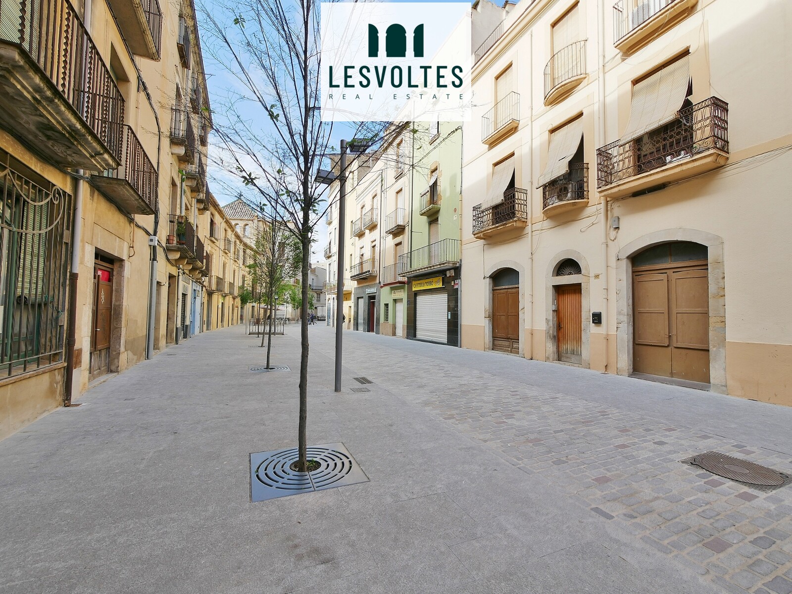 CASA MUY CÉNTRICA DE 217 M², CON LOCAL COMERCIAL DE 96 M² EN DOS PLANTAS Y AZOTEA, EN VENTA EN LA BISBAL D'EMPORDÀ. 