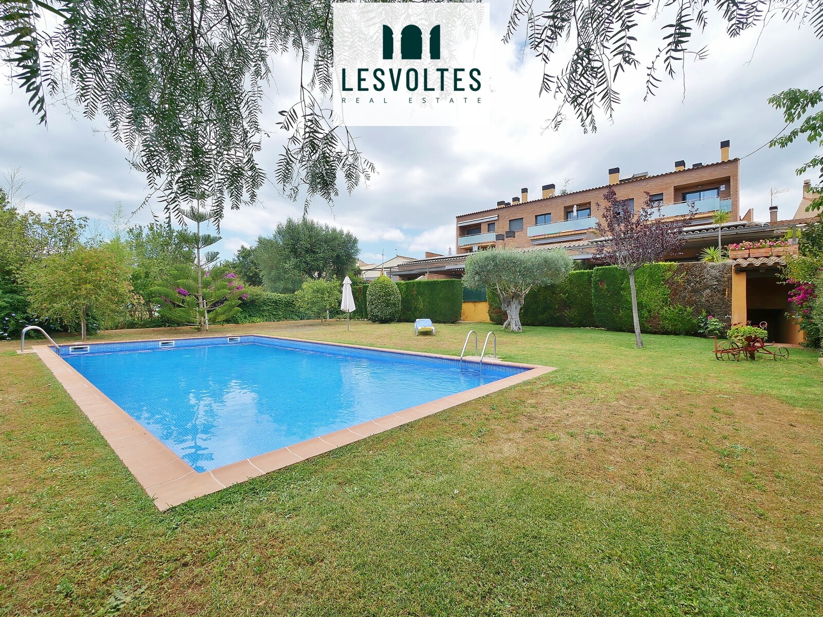 FANTÁSTICO PISO DÚPLEX DE 115 M2, CON TERRAZA, APARCAMIENTO Y PISCINA COMUNITARIA.