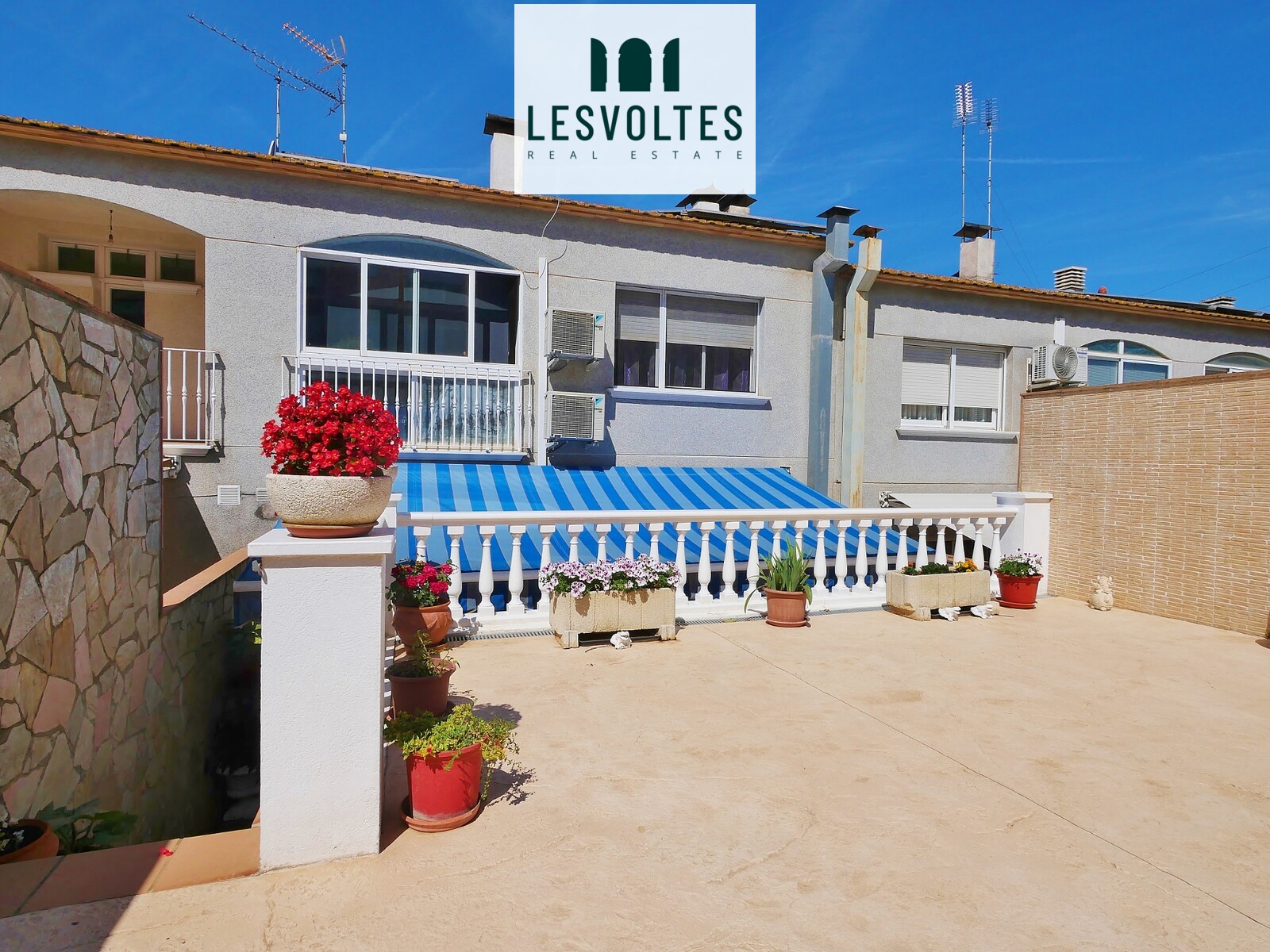 MAGNÍFICA CASA CON JARDÍN Y GARAJE EN ESTADO IMPECABLE UBICADA EN ZONA RESIDENCIAL TRANQUILA.