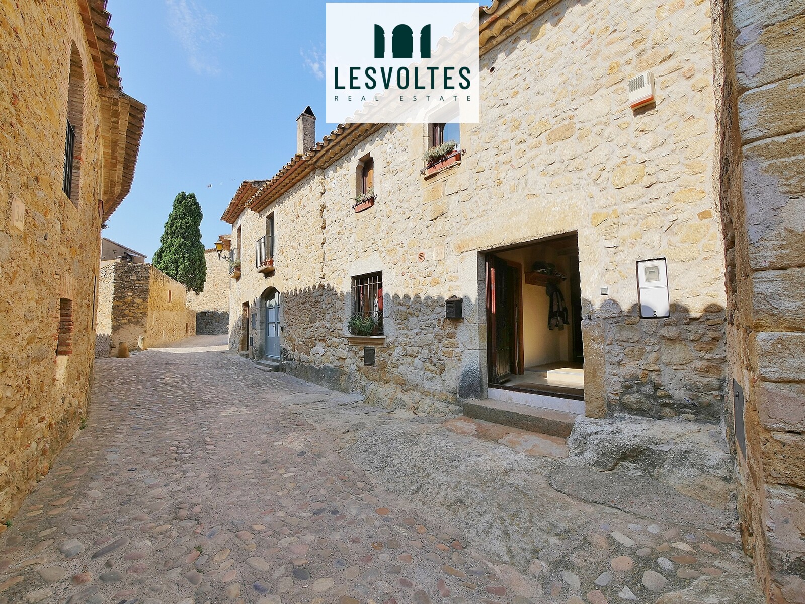 ENCANTADORA CASA DE PIEDRA DE 177 M² CON TERRAZA Y VISTAS ESPLÉNDIDAS EN VENTA EN EL CASCO ANTIGUO DE PALS.