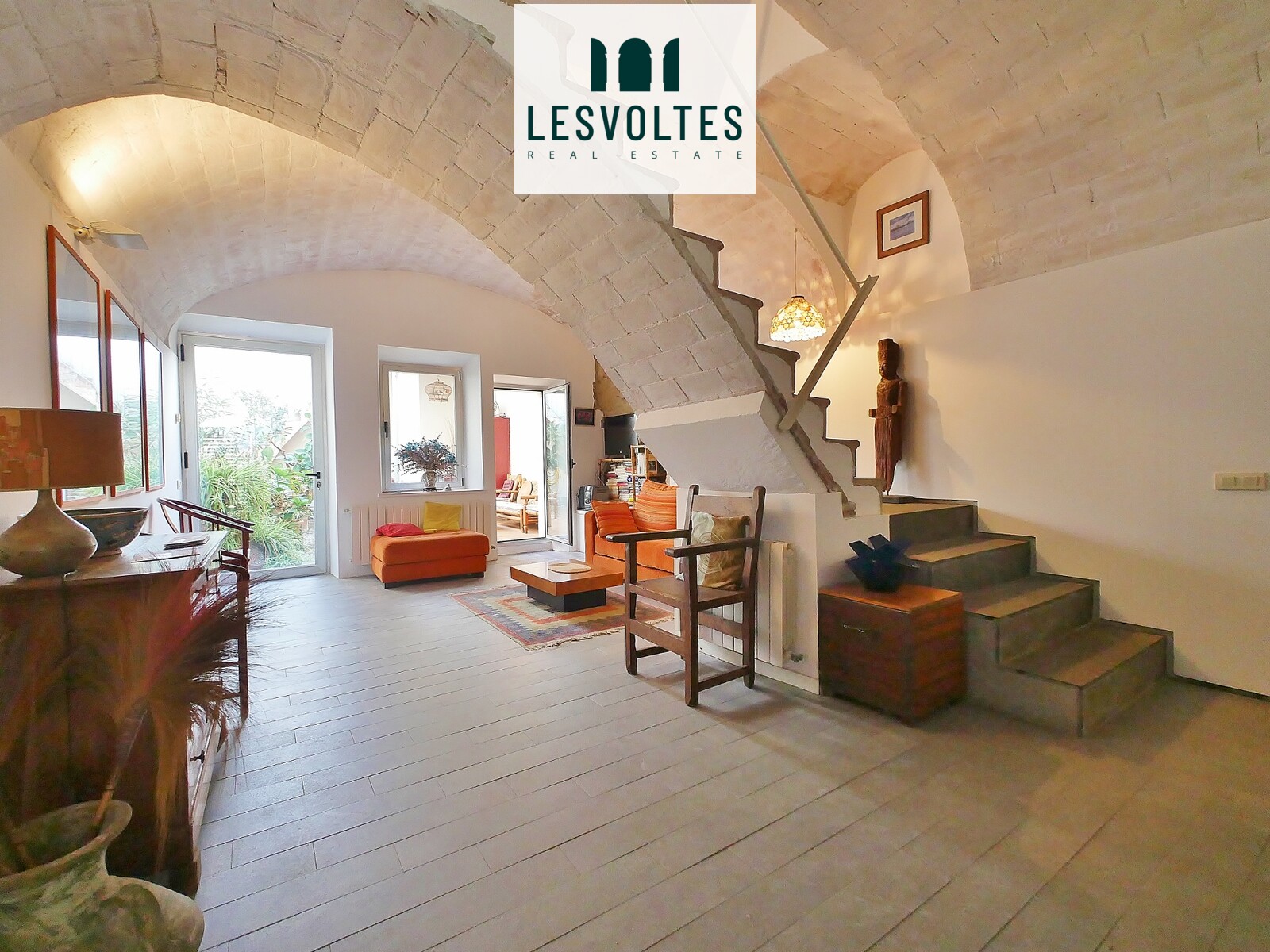 CASA DE PUEBLO CON BÓVEDA CATALANA CON MUCHO ENCANTO CON PATIO Y TERRAZA MUY SOLEADA. FINCA INTERESANTE