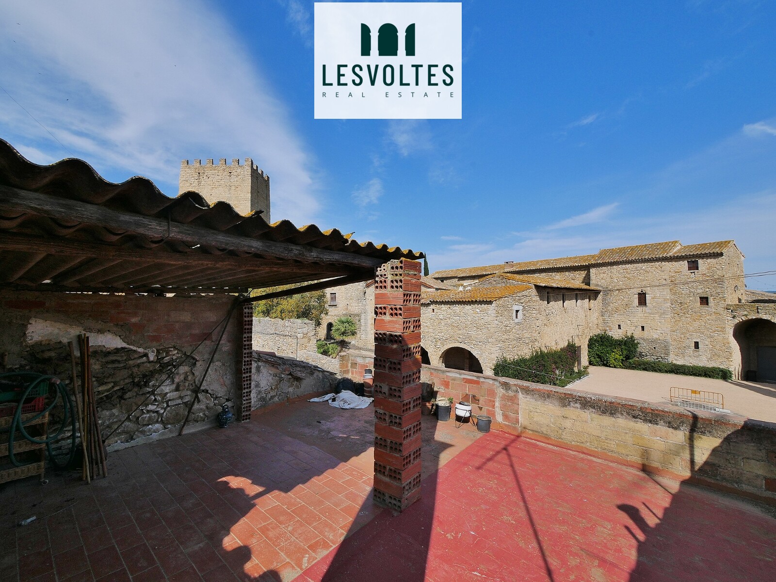 MAGNÍFICA OPORTUNIDAD EN PERATALLADA. CASA DE PIEDRA DE 198 M2 PARA RESTAURAR CON GRAN TERRAZA.