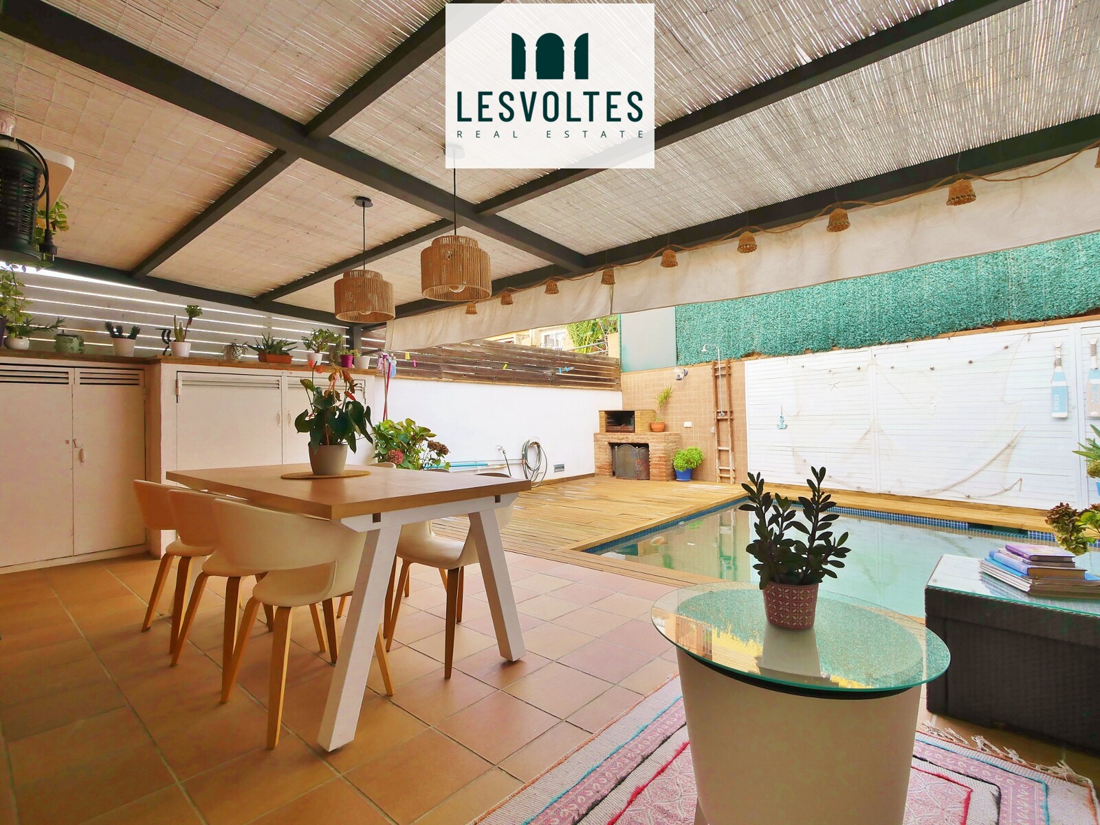 CASA ADOSADA EN PERFECTO ESTADO, CON PISCINA, PORCHE Y GARAJE