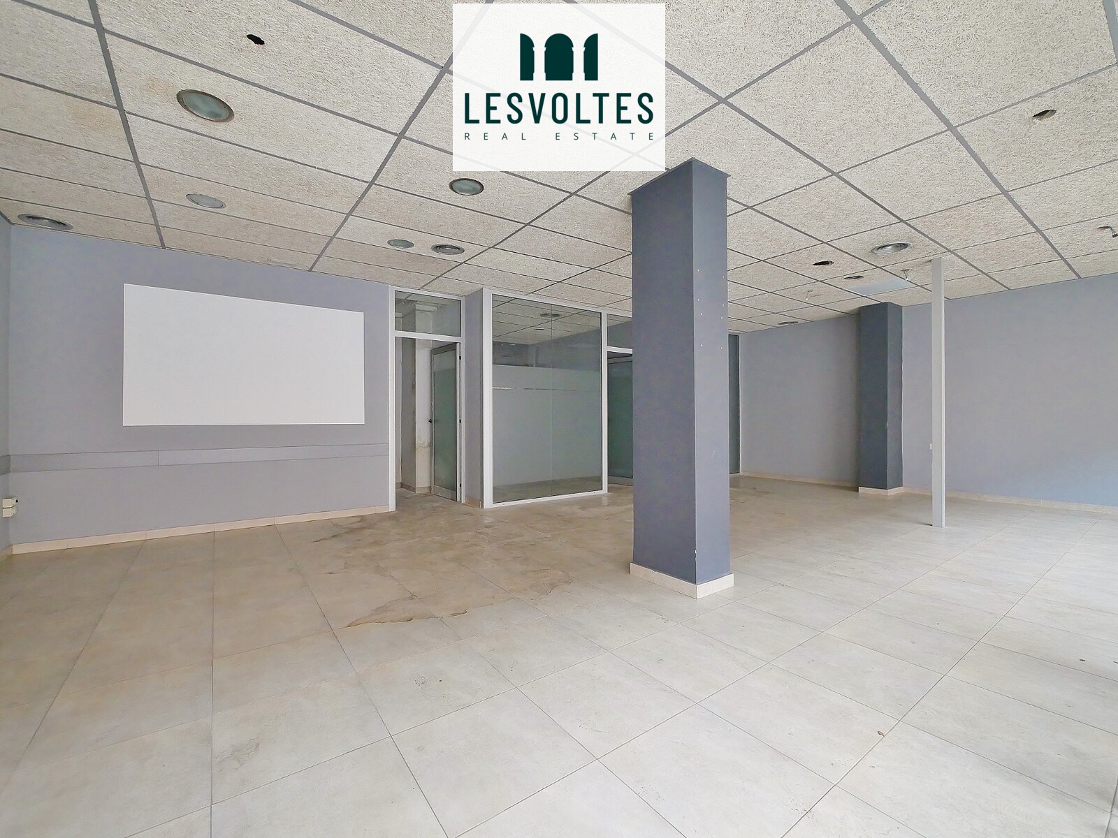 SPACIOUS LOCATION WITH MANY POSSIBILITIES AND LARGE SHOWCASE WITH LOTS OF VISIBILITY.