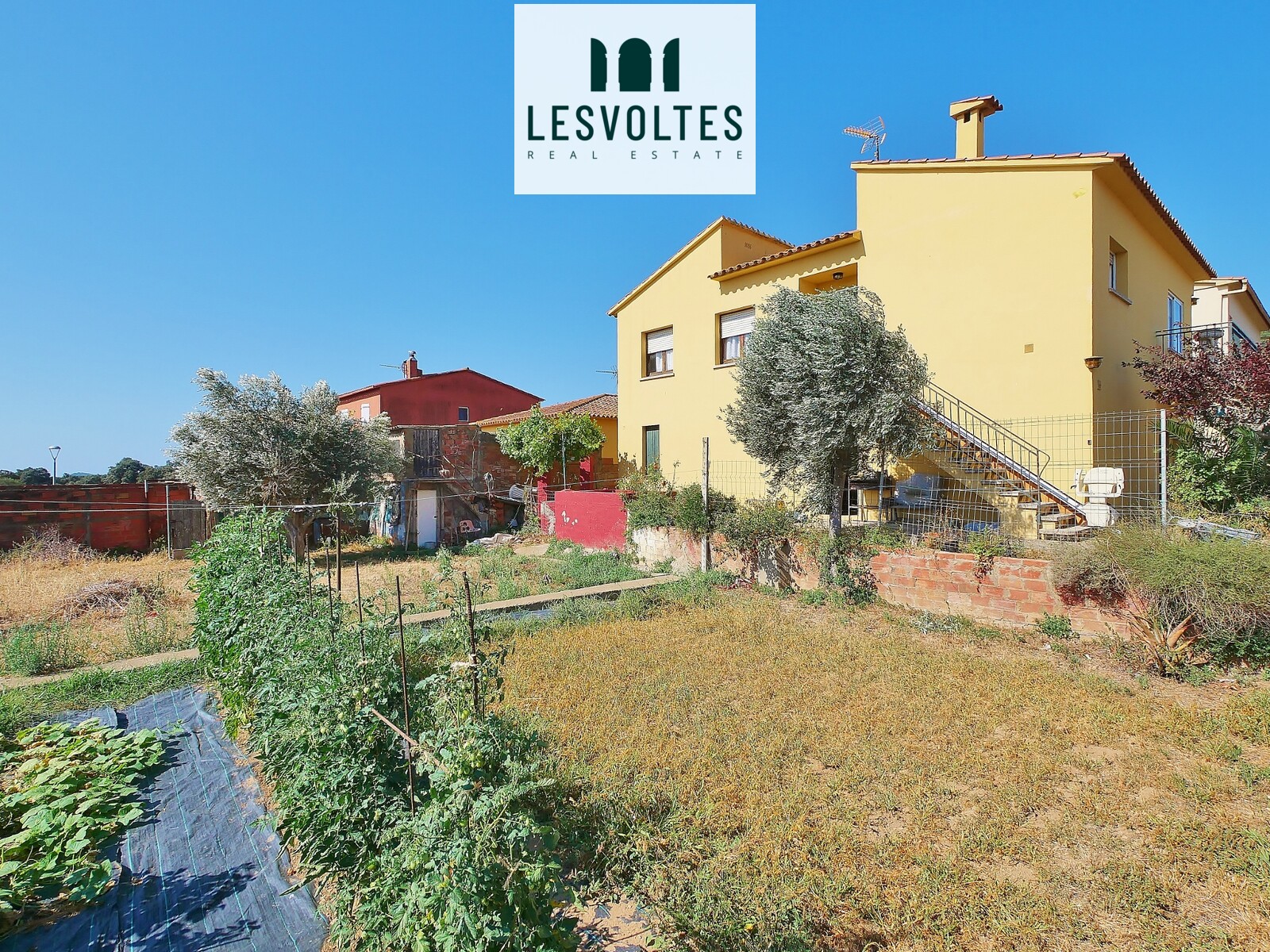 CASA UNIFAMILIAR MUY LUMINOSA CON JARDÍN Y GRAN GARAJE EN VENTA EN MONT-RAS.