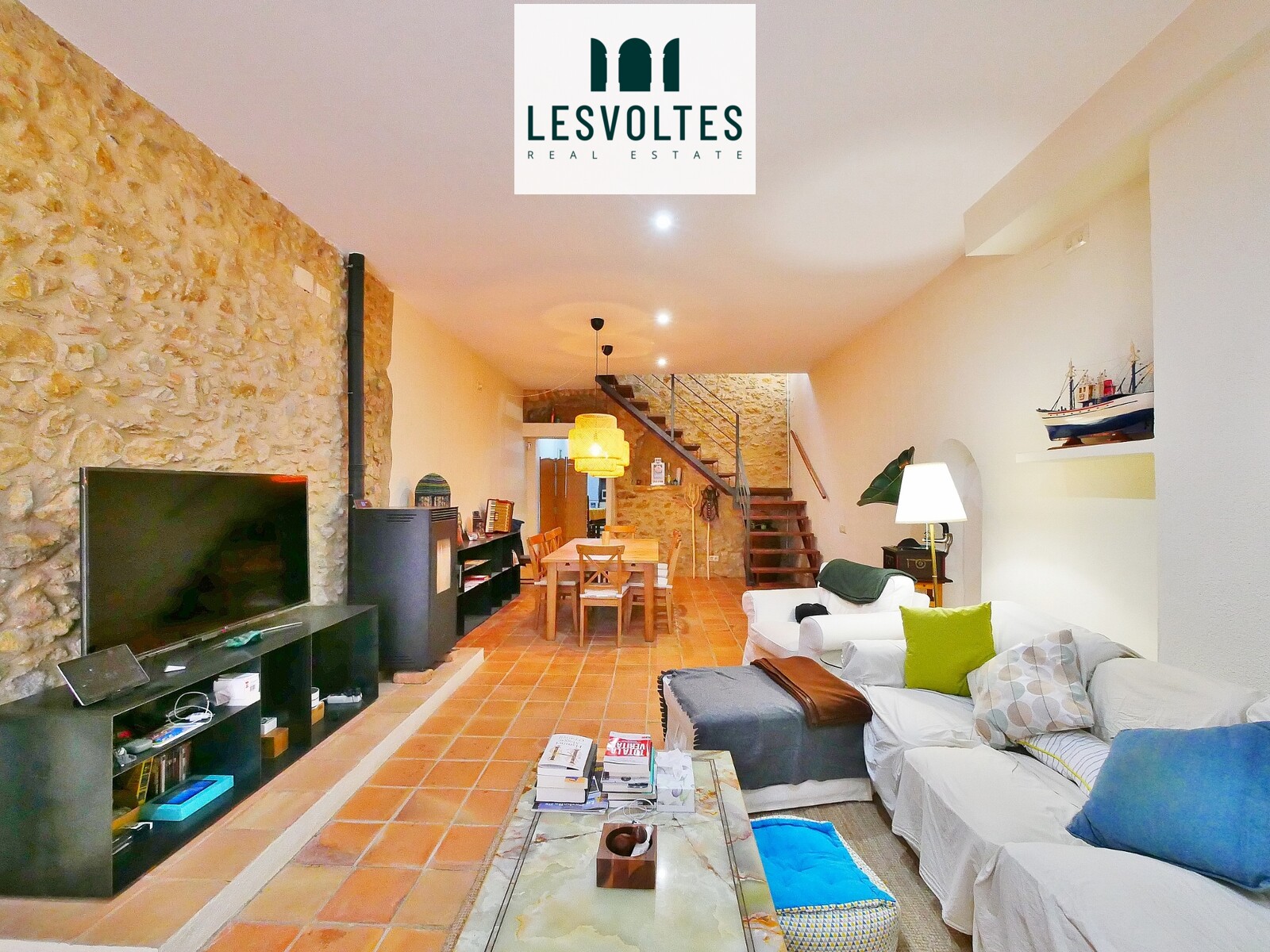ENCANTADORA CASA DE 136 M2 CON TERRAZA DE 20 M2 EN VENTA CERCA DEL CENTRO DE LA BISBAL D’EMPORDÀ.