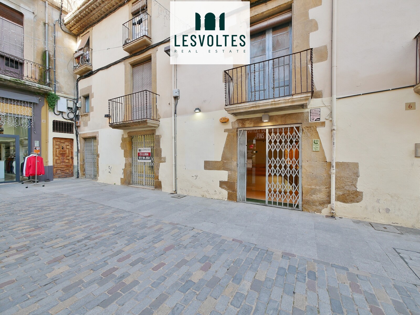 COMMERCIAL PREMISES ON THE GROUND FLOOR OF 110 M2, FOR RENT IN THE CENTER OF LA BISBAL DE EMPORDÀ.