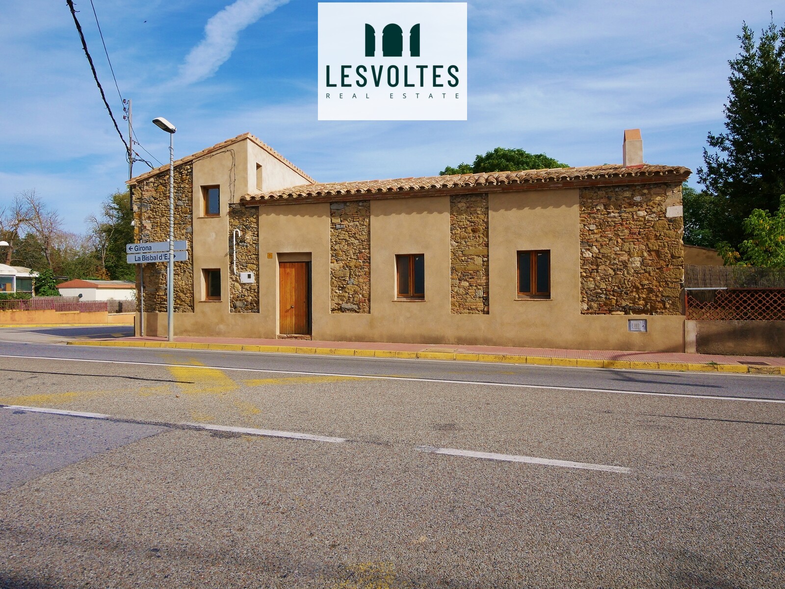 CASA DE PIEDRA A TRES VIENTOS CON JARDÍN EN VENTA EN CORÇÀ