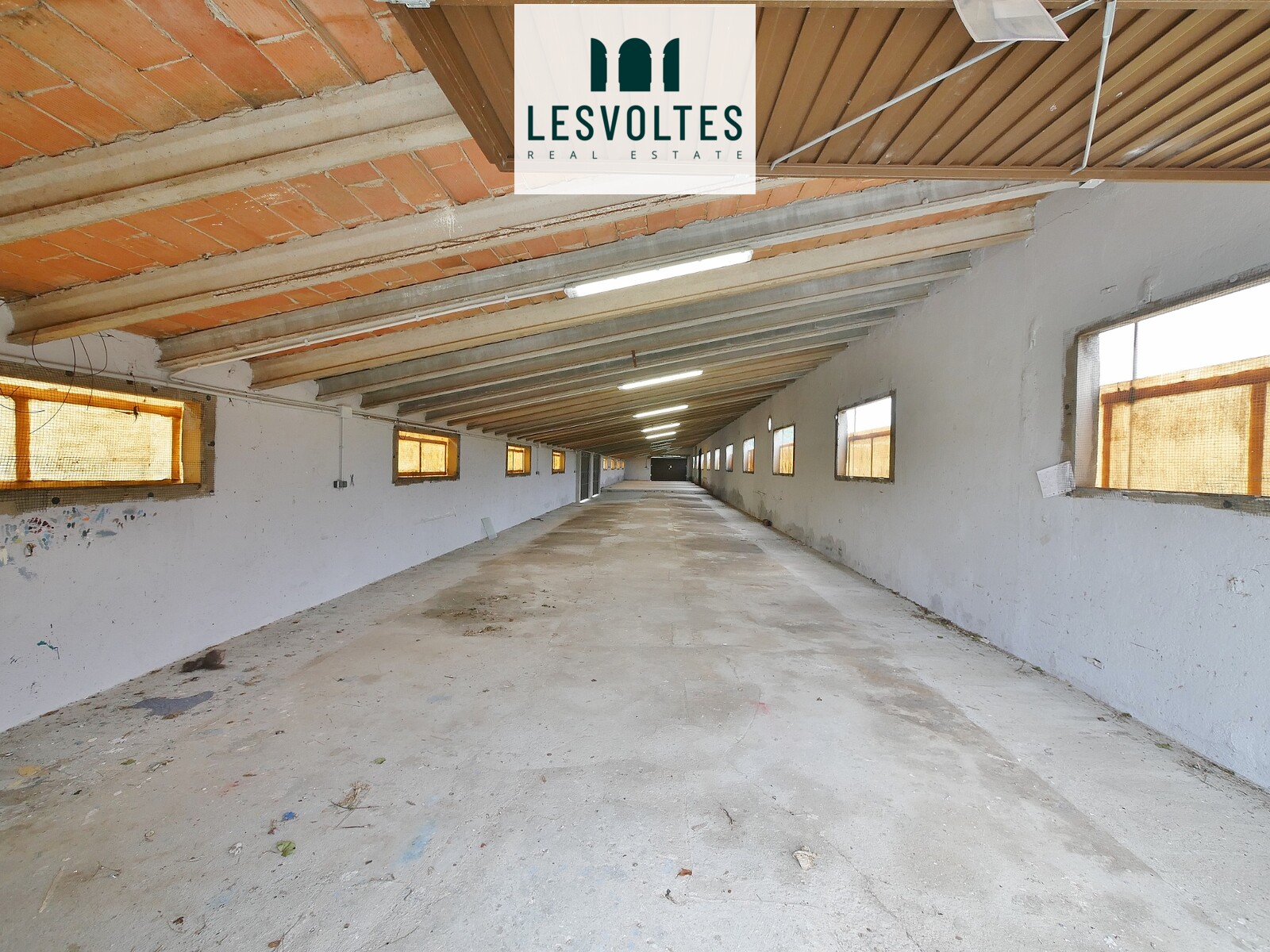 INDUSTRIAL WAREHOUSE OF 350 M² WITH 800 M² OF LAND, FOR RENT ON THE OUTSKIRTS OF PERATALLADA.