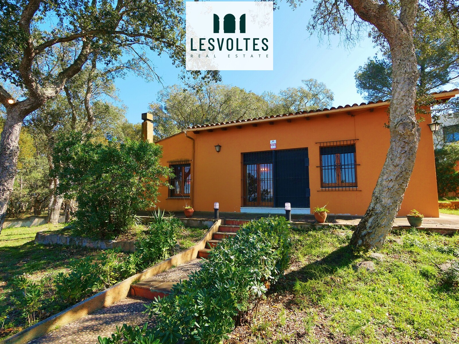CASA DE PLANTA BAJA CON AMPLIO JARDÍN EN ENTORNO TRANQUILO Y CON BUENAS VISTAS EN VENTA EN LLAFRANC