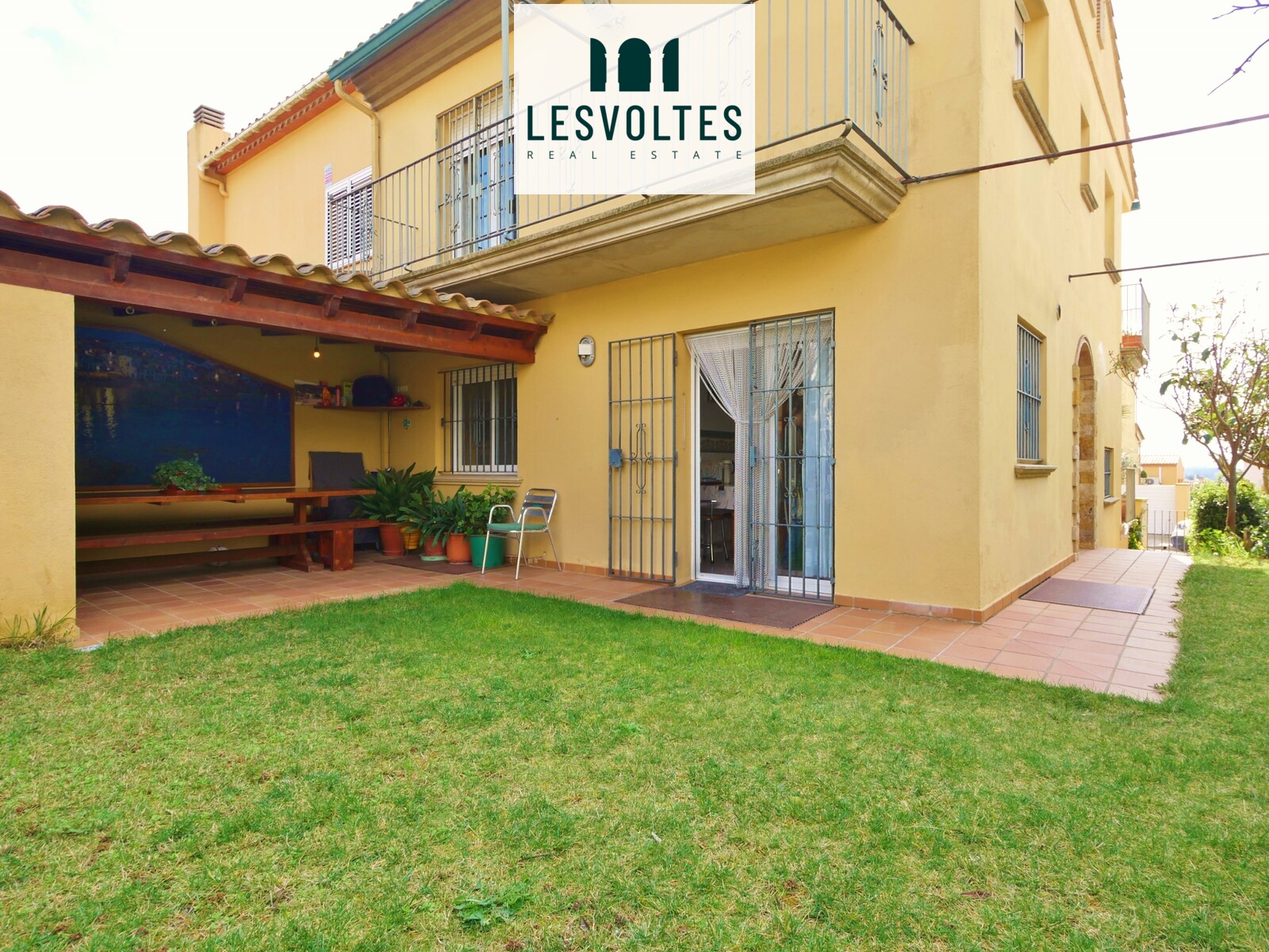 CASA ADOSADA CON JARDÍN, PORCHE Y GARAGE EN VENTA EN PALAFRUGELL