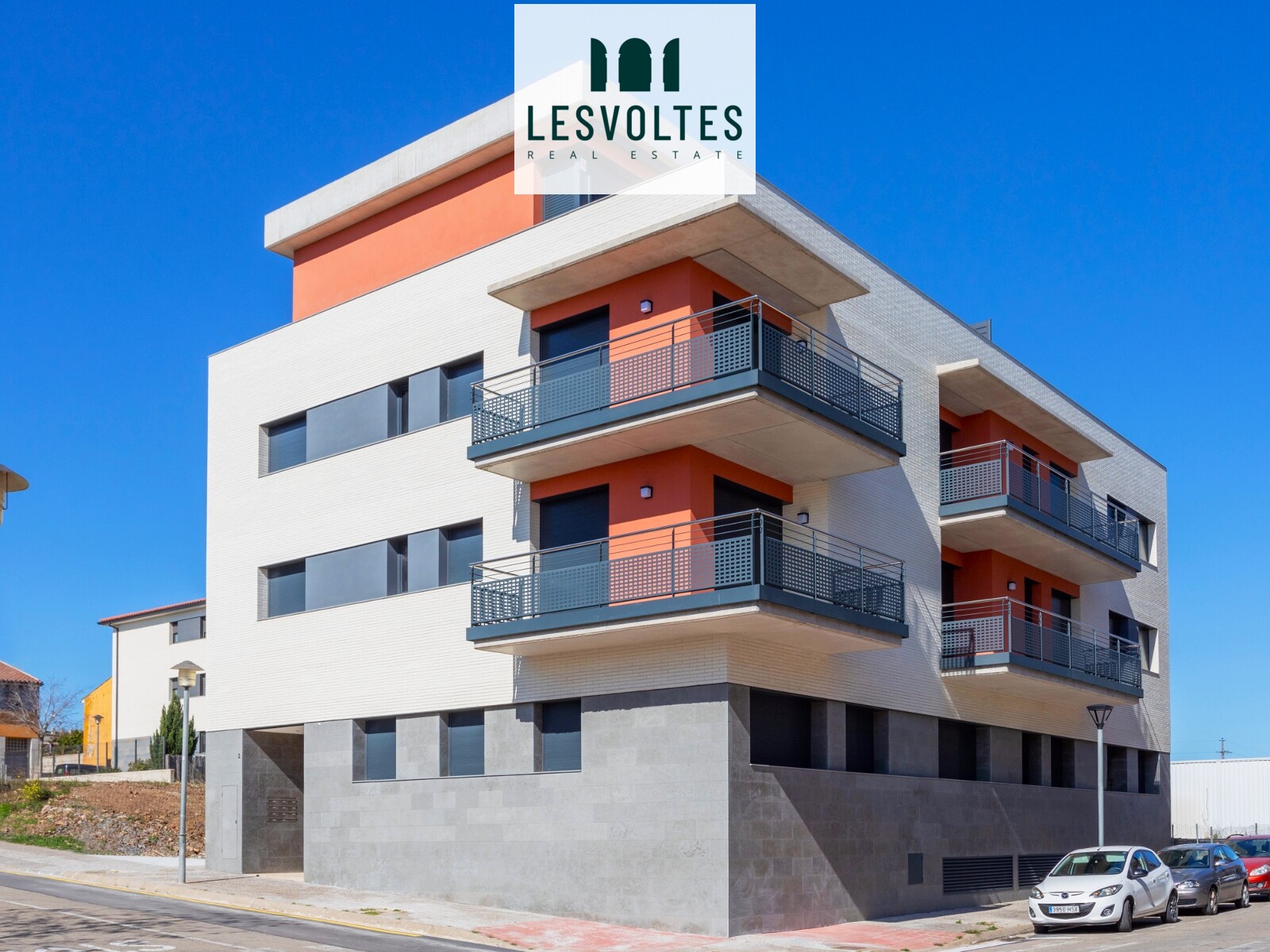 AMPLIOS PISOS DE OBRA NUEVA CON TERRAZAS EN UBICACIÓN RESIDENCIAL PRIVILEGIADA EN EL CENTRO DE PALAFRUGELL