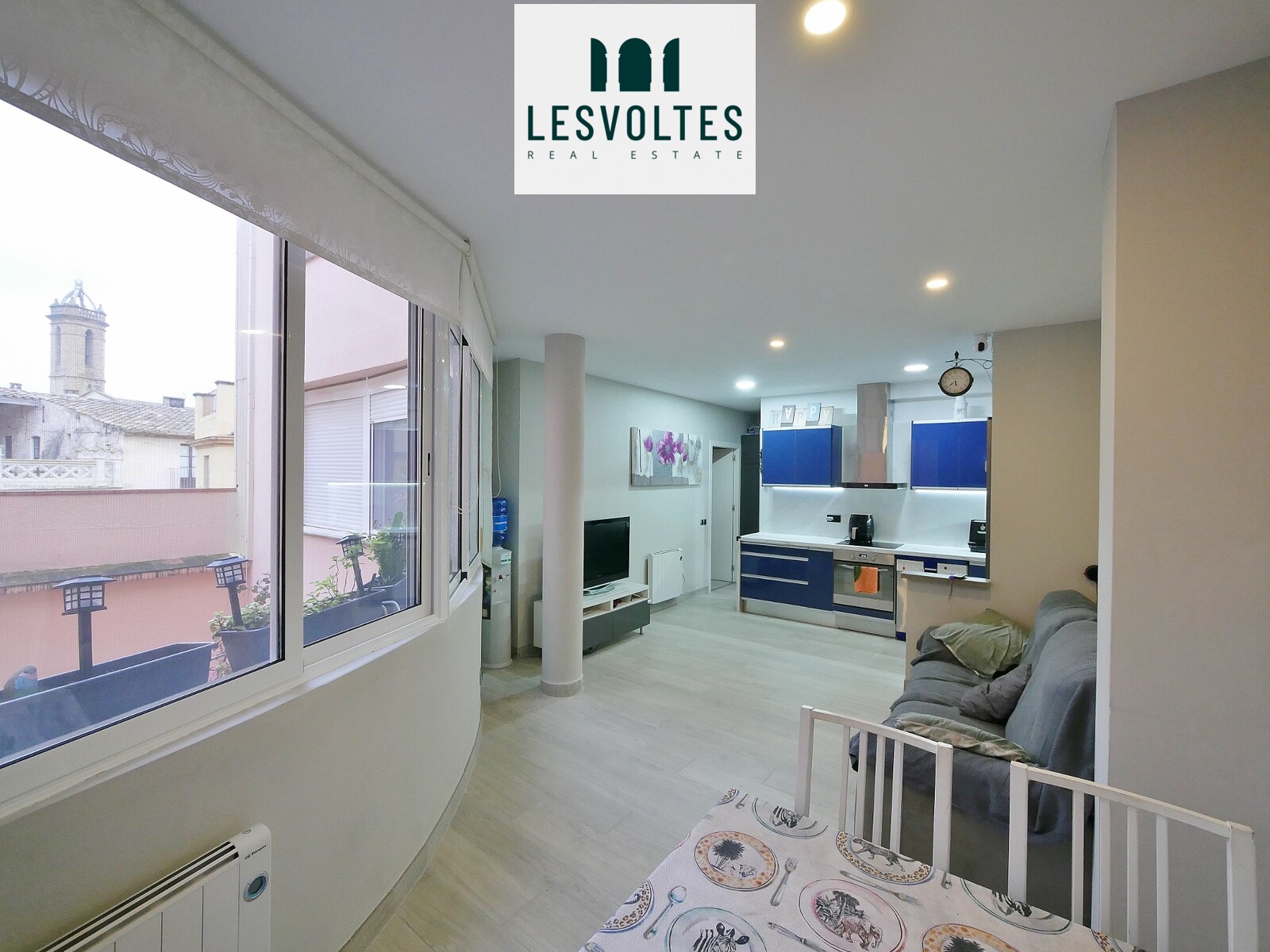 ACOGEDOR PISO DE 61 M², EN SEGUNDA PLANTA CON ASCENSOR, EN VENTA CERCA DEL CENTRO DE LA BISBAL D’EMPORDÀ.
