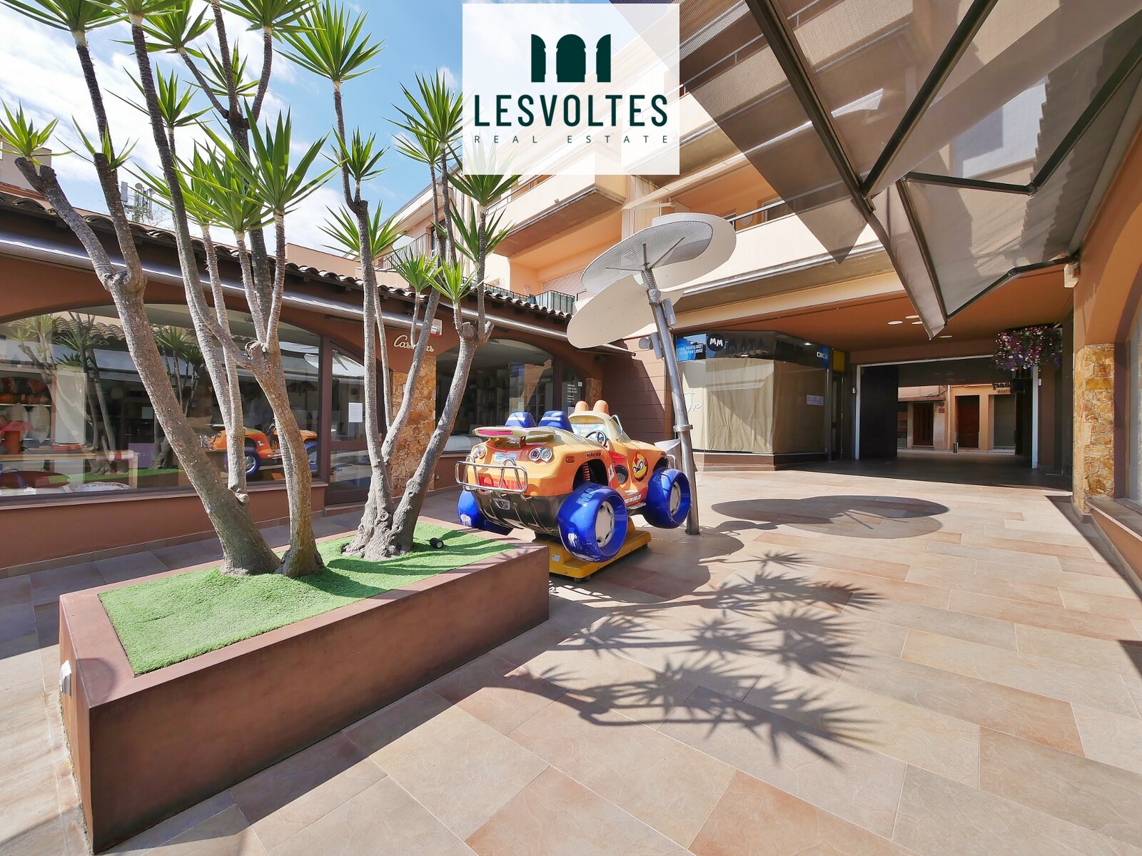 CORNER COMMERCIAL PREMISES IN EXCELLENT LOCATION IN THE GALLERIES ‘CEL OBERT’.