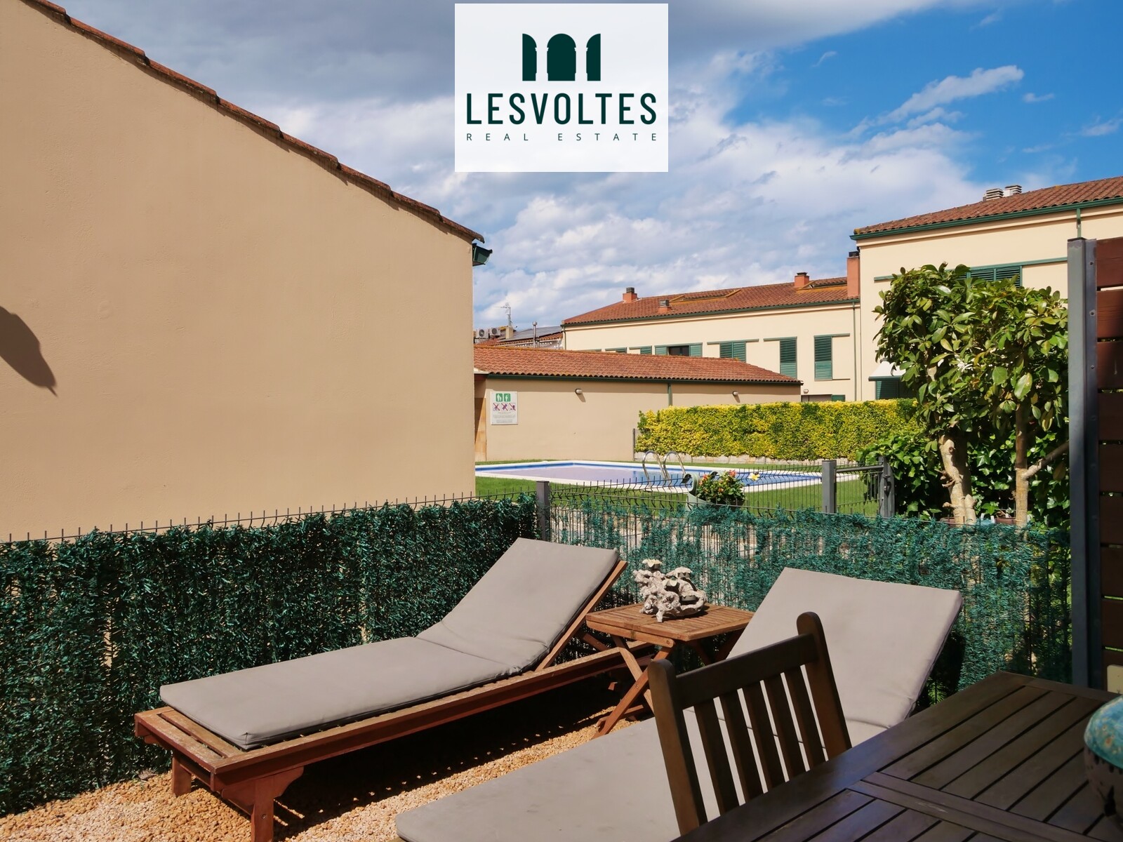 ACOGEDORA CASA ADOSADA CON TERRAZA PRIVADA, PISCINA Y JARDIN COMUNITARIO Y AMPLIO GARAJE EN VENTA EN PALS