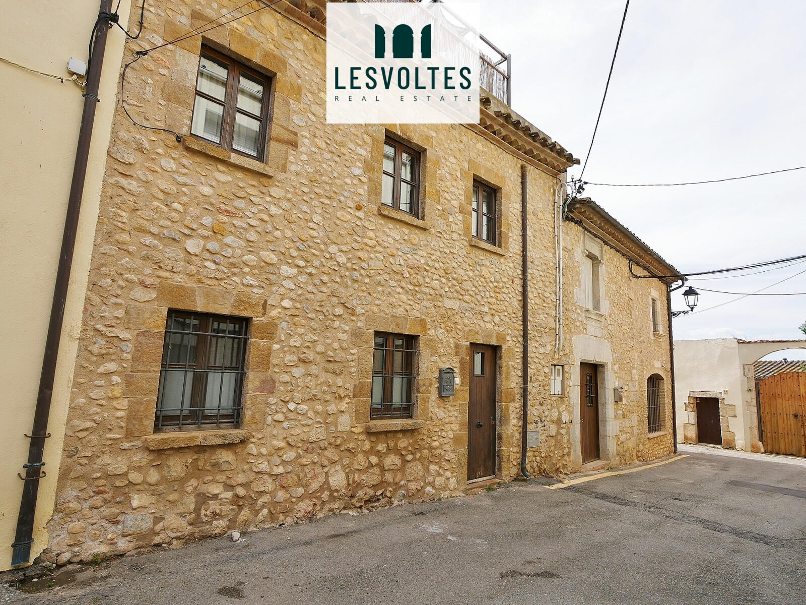 CASA DE ESTILO RÚSTICO DE 128 M², TOTALMENTE HABITABLE Y CON TERRAZA, EN VENTA EN ALBONS. TU RINCÓN EN EL EMPORDÀ.