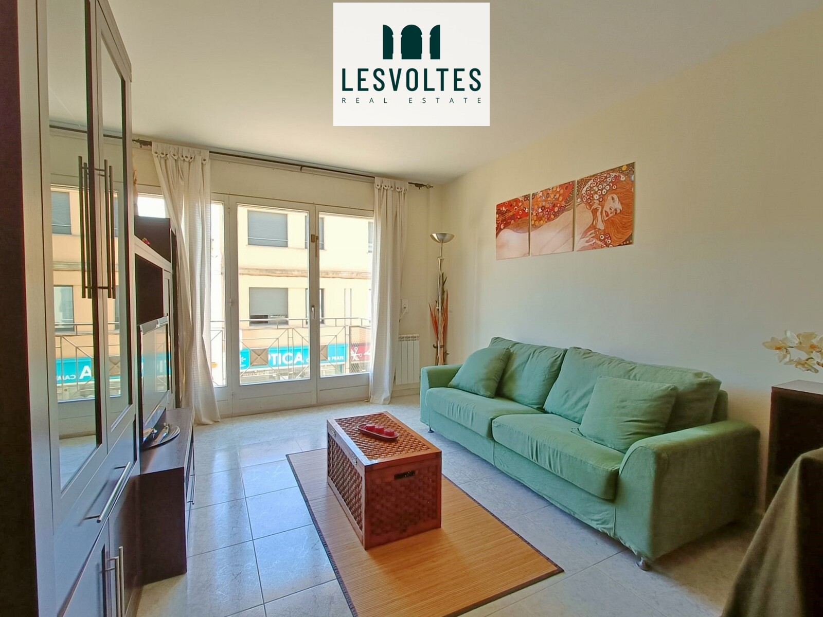 AMPLIO PISO DE 3 HABITACIONES CON PLAZA DE APARCAMIENTO