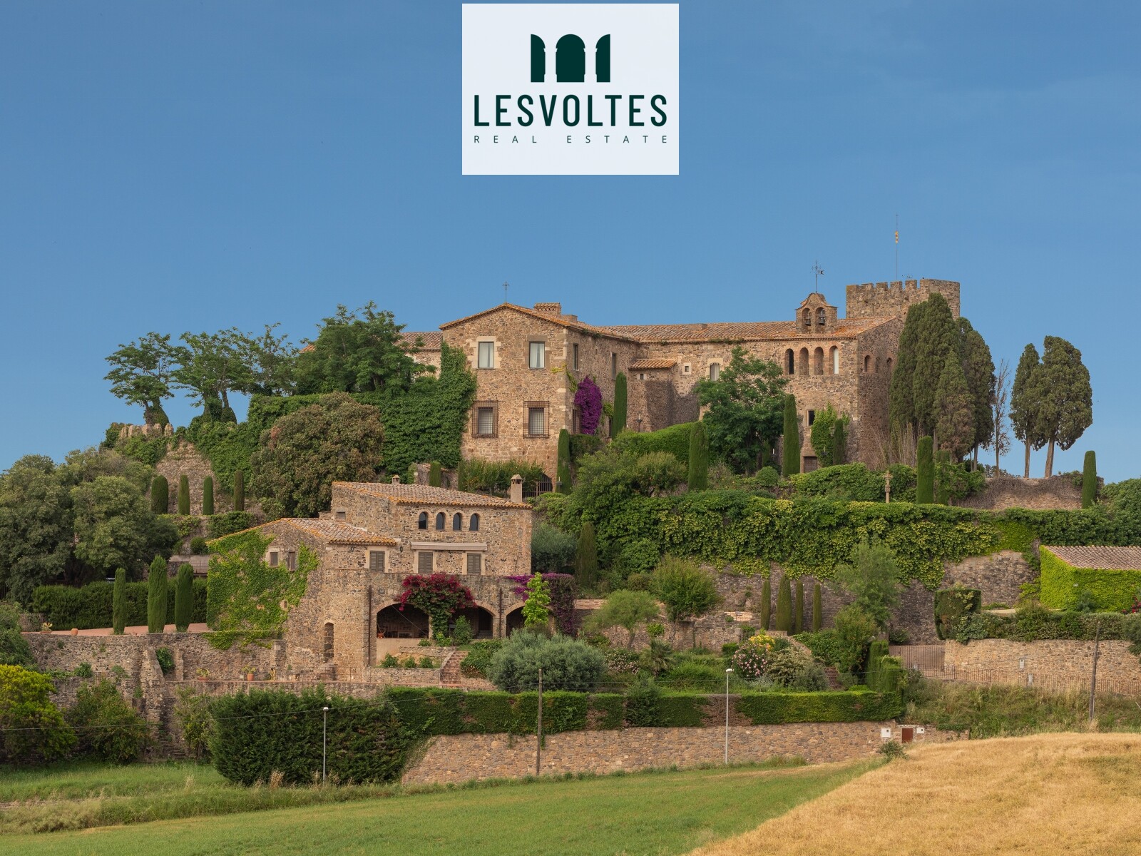 IMPRESIONANTE MASÍA REFORMADA DE 345 M² CON JARDÍN DE 725 M², VISTAS DOMINANTES Y PISCINA, EN VENTA EN FOIXÀ, BAIX EMPORDÀ.