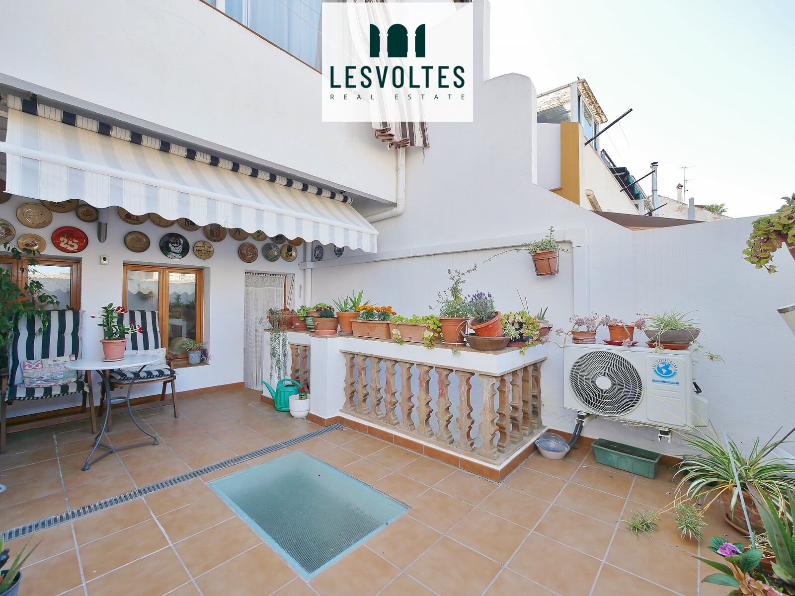 ACOGEDORA CASA ADOSADA DE TRES PLANTAS CON JARDÍN Y SÓTANO, EN PALAMÓS