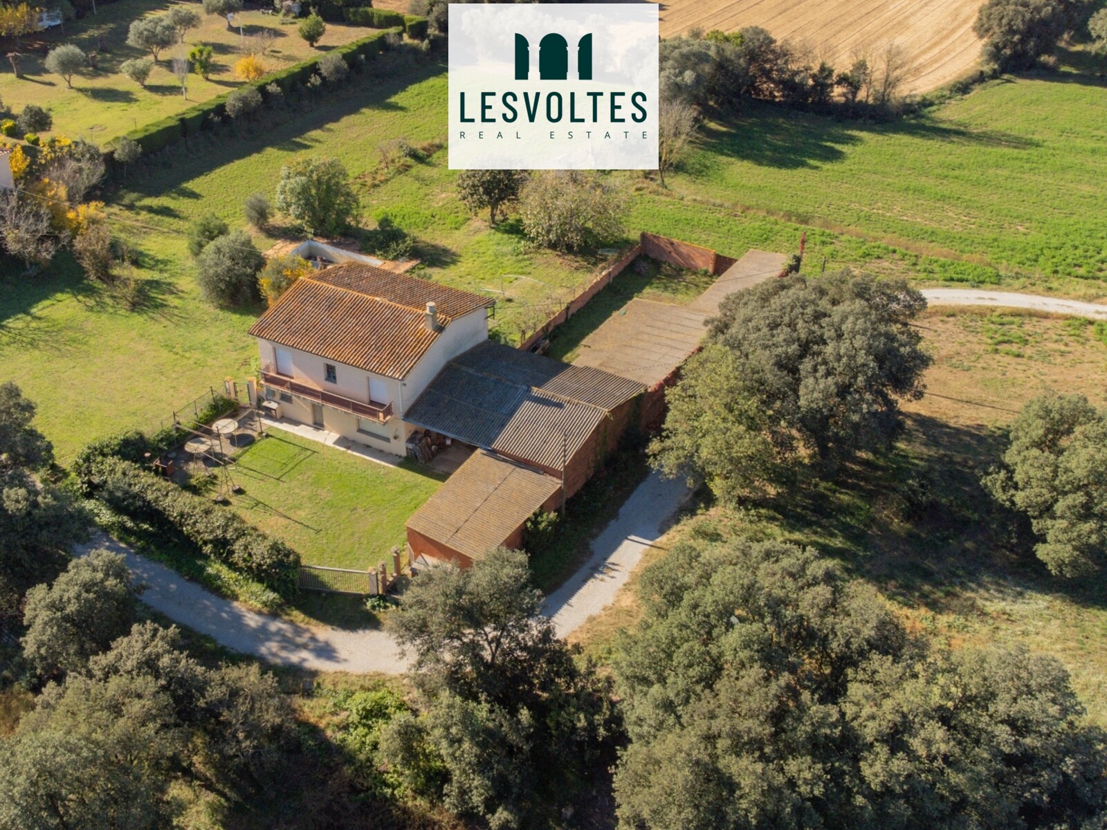 FINCA CON 26.000 M² DE TERRENO, CASA DE 215 M² Y ANEJOS DE INTERÉS DE 165 M², EN VENTA EN FOIXÀ (LA SALA), BAIX EMPORDÀ.