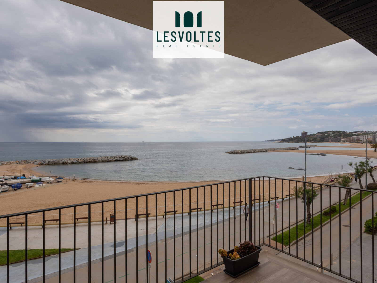 PIS A PRIMERA LÍNIA DE MAR, PER ACTUALITZAR, AMB LLICÈNCIA TURÍSTICA, GARATGE I JARDÍ COMUNITARI A SANT ANTONI DE CALONGE