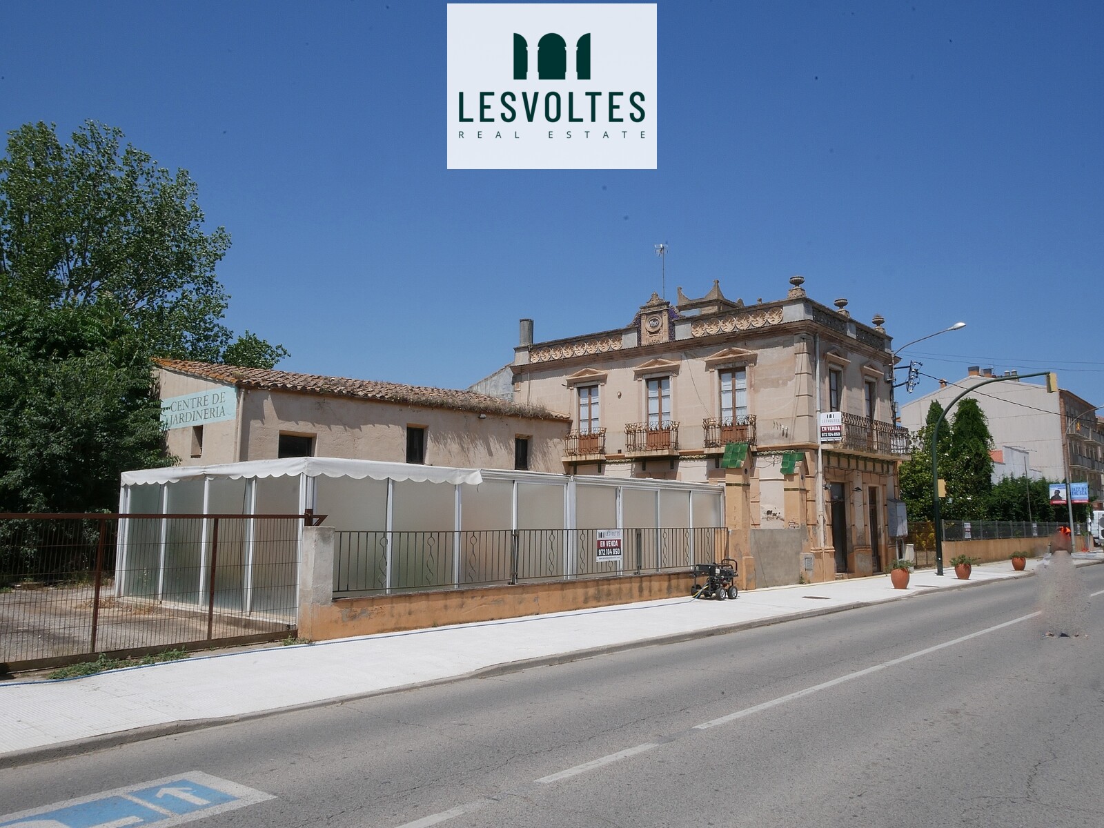 PROPIEDAD MODERNISTA SINGULAR DEL SIGLO XX, CON AMPLIA PARCELA EDIFICABLE, EN VENTA EN LA BISBAL D’EMPORDÀ.