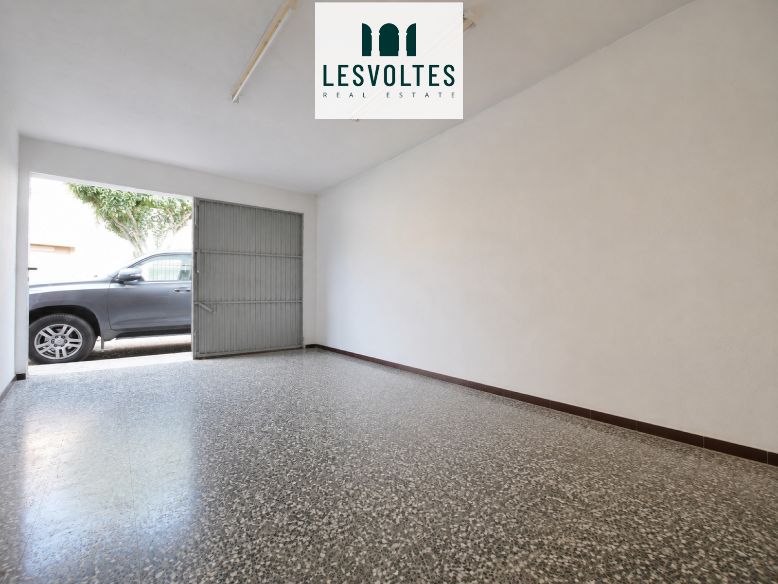 AMPLIO GARAJE CERRADO DE 19 M² A PIE DE CALLE EN PALAFRUGELL