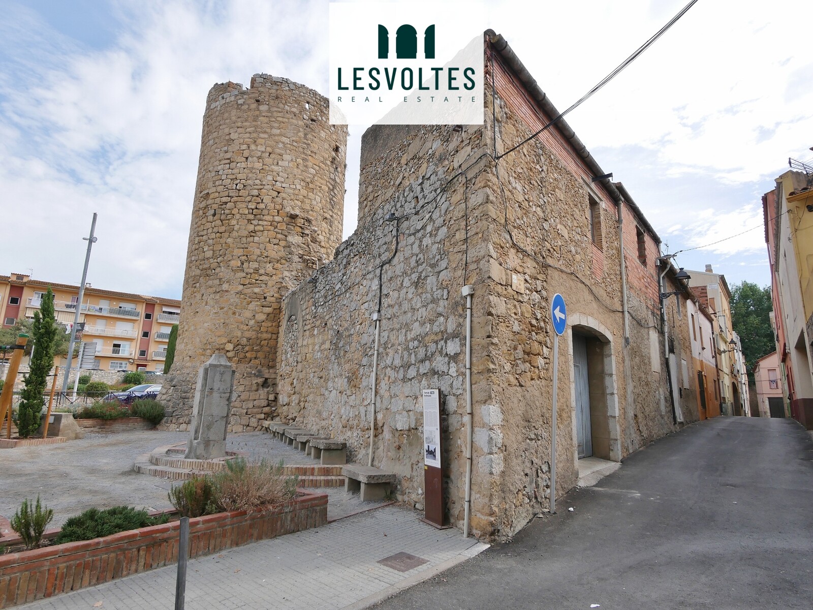 PROPIETAT SINGULAR, EN VENDA AL CASC ANTIC DE TORROELLA DE MONTGRÍ, AL COSTAT DE LA TORRE DE LA BRUIXA.